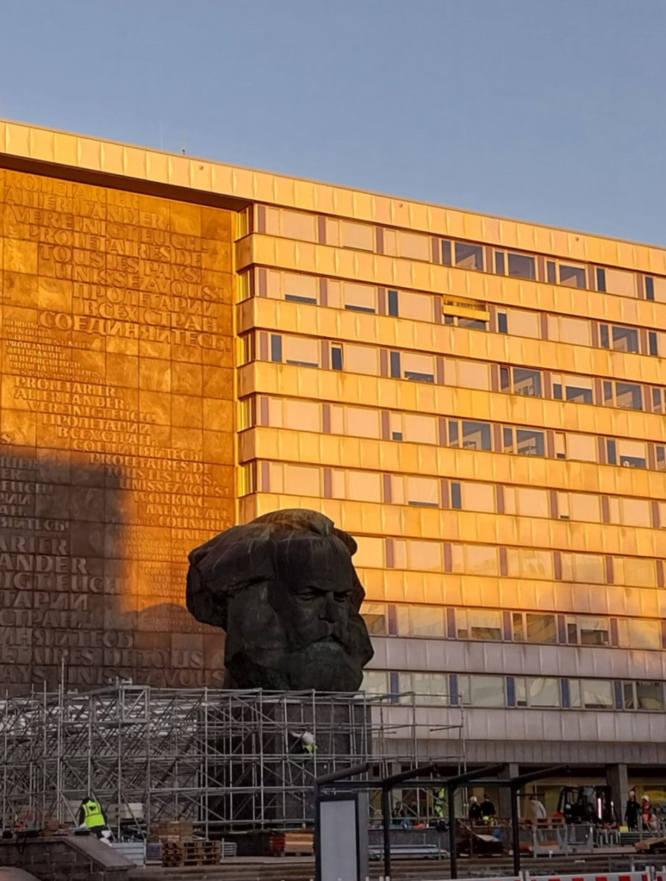 Auf dem Bild sieht man das Karl-Marx-Denkmal in Chemnitz.